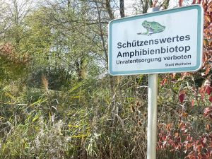 Schild 'Amphibien-Biotop' am Stadtrand Weilheim