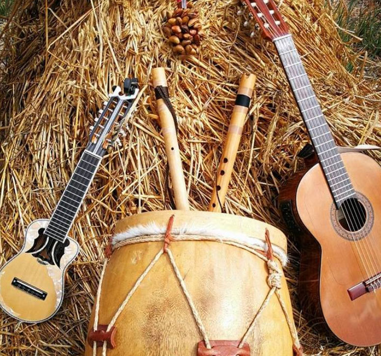 Instrumente der bolivianischen Musikgruppe 'Sacambaya'