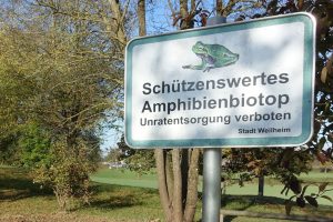 Schild 'Amphibien-Biotop' am Stadtrand Weilheim, Okt 2019