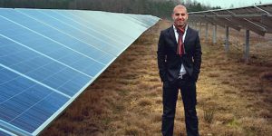 Dokumentarfilm 'Power To Change – Die Energierebellion' – Bild: Photovoltaikanlage mit Mann