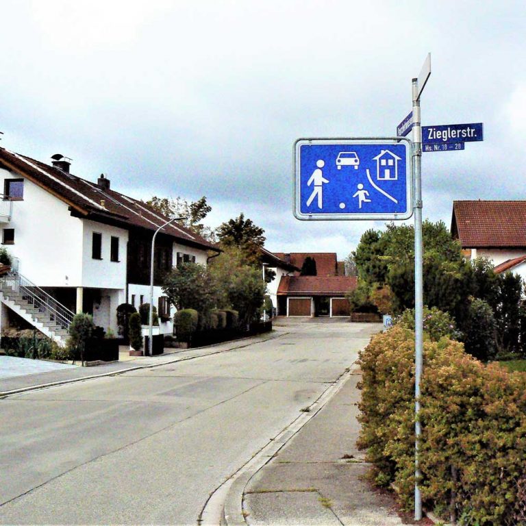 Verkehrsschild 'Verkehrsberuhigter Bereich' in Weilheim.