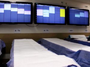 Dokumentarfilm 'Der marktgerechte Patient' - Bild 3: Monitore im Krankenhaus