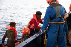 Bild aus Dokumentarfilm 'Route 4' – Seenotretter:innen helfen Geflüchteten an Bord