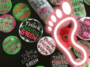 Fussabdruck auf Buttons 'Think Digital Green'