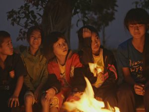 Still vom Dokumentarfilm "Stimmen vom Feuer": Kinder aus Thailand am Feuer (Foto: Carla Muresan, FILMALLEE)